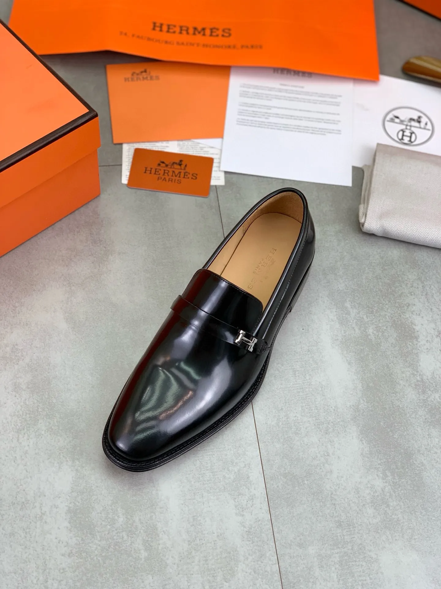 Factory price P960 💰Top version 💎💎💎 Original leather outsole Brand: Hermès (Hermès) Standard code: Men's size 39-44 (38, 45 can be customized) Grade: Same as the official website Original quality materials: Original soft calfskin Water-dyed cowhide lining Original Italian leather outsole Style categories: Men's fashion Formal casual leather shoes Slip-on men's shoes series Young fashion European and American trends, British style, colors: multiple options, counter packaging